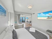 Ocean View 1BR Large Corner Balcony - B&B Caloundra