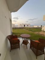 Jefaira Ras Al Hikma- 4 BR Senior Chalet with private garden, Sea view - Ferienwohnung El Dabaa