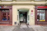 Apartament w Sercu Łodzi Piotrkowska Balkon & 2 Sypialnie by Noclegi Renters - B&B Łódź