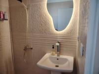 Chalet with roof 2 bedroom & 2 bathroom - B&B Al ‘Ayn as Sukhnah