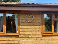 Cabin Sleeps 4 with Hot Tub and Parking - Ferienwohnung York