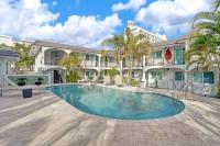 Modern Beach Retreat, Steps to Sand and Pool, Sleeps 8 - B&B Pompano Beach