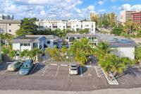 Modern Beach Retreat, Steps to Sand and Pool, Sleeps 8 - B&B Pompano Beach