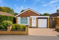 Detached Bungalow I Sleeps 7 I Driveway Parking I Excellent Location I Fast WiFi I Self-Check-In I By Yoko Property - Bed and Breakfast Northampton