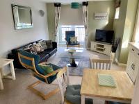 'Holland Heights' First floor apartment, 2 bedrooms sleeps 4, Allocated parking space, fast fibre broadband, Work station, - Chambres d'hôtes Loughborough