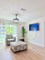Sunshine Retreat NEW 3BR 2BA King Bed and Garage - B&B Port Charlotte