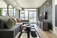 City Skyline View 2BR Den Suite Free Parking - B&B Toronto