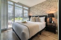 City Skyline View 2BR Den Suite Free Parking - B&B Toronto