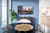City Escape Studio Patio Walk to Eaton Centre - B&B Toronto