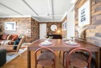 Retro Coastal Retreat with Pool and Kings Beach Views - B&B Caloundra