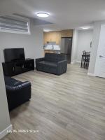 Modern 2BR Suite King Bed Private Entrance Brand New - Bed and Breakfast Calgary
