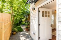 Modern Studio Near Logan with Private Entrance - Ferienwohnung Boston