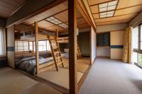 Litera en habitación compartida masculina