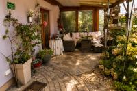 RoseArt -THEA Apartment, Spacious Retreat, Garden and Summer H0T tub access - Bed and Breakfast Mrše