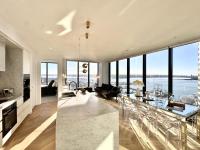 High-Rise Luxury Stay with Harbour Views at 51 Albert Street - B&B Auckland