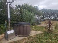 Cosy Off Grid Shepherds Hut with Wood Fired Hot Tub - Chambres d'hôtes Cheriton Bishop