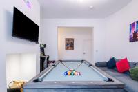 Game Zone, Trafford Centre Nearby, Sleeps 8 - Bed and Breakfast Manchester