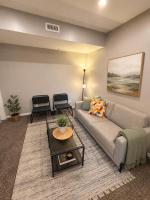 2 Bedroom Guest Suite - Near Airport - Chambres d'hôtes Calgary