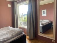 Rom med sjøutsikt sentralt på Finnsnes - Chambres d'hôtes Finnsnes
