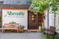 Großer Garten mit Grill,-Spiel und Sitzmöglichkeiten-umgeben von schöner Natur-Ferienhaus Albmatte - B&B Sankt Blasien