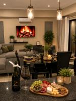 Stylish Riverside Home with Pool, Braai & Wi-Fi - Chambres d'hôtes Mbombela