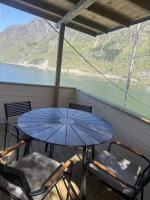 Newly Renovated apartment with Spectacular Fjord Views - Bed and Breakfast Odda