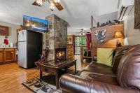 Bear Mountain Hollow-FREE Dollywood ticket- cozy cabin with a hot tub, arcade & deck close to town - Bed and Breakfast Pigeon Forge