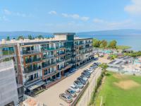 Vik Lakefront Oasis - Beachfront Apartment with Sunset Balcony & Elevator - B&B Ocrida
