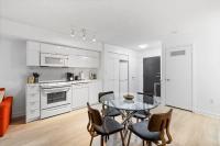 Chic 2BR Downtown Oasis Balcony & Parking - B&B Toronto