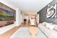 Urban 2BR Oasis with Scenic Rooftop and Gym - B&B Arlington