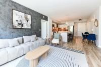 Stylish 2BR Retreat Gym Parkng and Scenic Rooftop - Bed and Breakfast Arlington