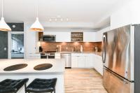 Stylish 2BR Retreat Gym Parkng and Scenic Rooftop - Bed and Breakfast Arlington