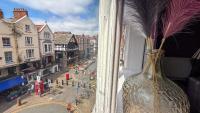 Chester Rows Apartment Sleeps 9 by Rework Accommodation - Bed and Breakfast Chester