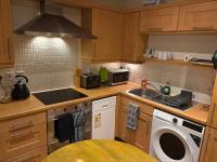 Entire 2 Bed - 6 Guest Apartment Close to Wembley with Free Parking & Fast Access to Central London - Chambres d'hôtes Harrow