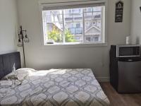 Private modern room with separate entrance - B&B Surrey