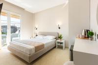 Lian Rooms 5 - Modern Double w Balcony --- BRAND NEW - Lungomare 3 min walk - B&B Vlorë