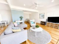 Sea Breeze on Carroll - 4BR beachside home - Chambres d'hôtes Mollymook