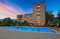 Large 3 bedroom Family Suite, Private Balcony, 5 min to DCA, Gym, Pool and more! - Bed and Breakfast Arlington