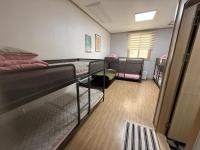 Einzelbett im Männerschlafsaal