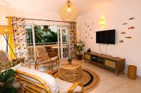 Le Tamarinier Coastal Retreat 7-10mins walk to beach - B&B Flic en Flac