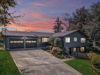 Zen Haus Luxe Spacious Retreat KING beds near UO - Bed and Breakfast Eugene