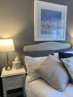 Private small double with ensuite & parking in central Bridport - B&B Bridport