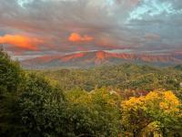 Stunning Smoky Mountain Views! - 3 King Bedrooms - Chambres d'hôtes Sevierville