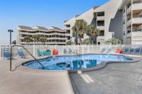 Stunning coastal retreat featuring roomy interiors and quick beach access - Chambres d'hôtes Pensacola Beach