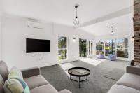 Stylish Riverside Living in the City Centre - B&B Hamilton