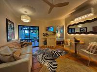 Maison Sauvage Retro Tropical Retreat - B&B Port Douglas