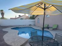 Sunny Pool Retreat-Sleeps 11- RV Parking - B&B Las Vegas