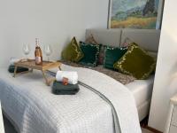 NEUE stilvolle Villa Ferienwohnung Nr 3 NUR 10 min ZU FUSS VON LEGOLAND entfernt 75m2 EG, Terrasse mit Waldblick, wunderschöner Garten, WHIRLPOOL auf der Terrasse, großes Bad, ruhige Lage, Erholung, WALDWEG15 My Luxury Apartments - B&B Kleinkötz
