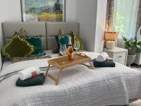 NEUE stilvolle Villa Ferienwohnung Nr 3 NUR 10 min ZU FUSS VON LEGOLAND entfernt 75m2 EG, Terrasse mit Waldblick, wunderschöner Garten, WHIRLPOOL auf der Terrasse, großes Bad, ruhige Lage, Erholung, WALDWEG15 My Luxury Apartments - B&B Kleinkötz