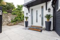The Secret Garden, Donaghadee The Beach House Hot Tub Tiki Bar Games Room Sleeps 6 - Chambres d'hôtes Donaghadee